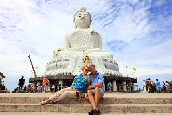 У Большого Будды (Big Buddha)