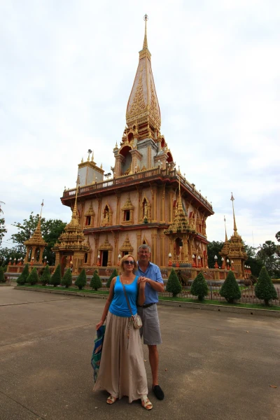 На территории храма Ват Чалонг (Wat Chalong)
