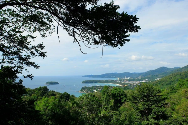 Последним пунктом нашей обзорки стала ещё одна смотровая площадка Karon View Point, с видом на западное побережье и три бухты -Карон, Ката и Ката ной