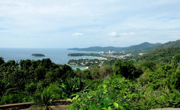 Смотровая площадка Karon View Point, которую местные жители называют Холм трёх пляжей 