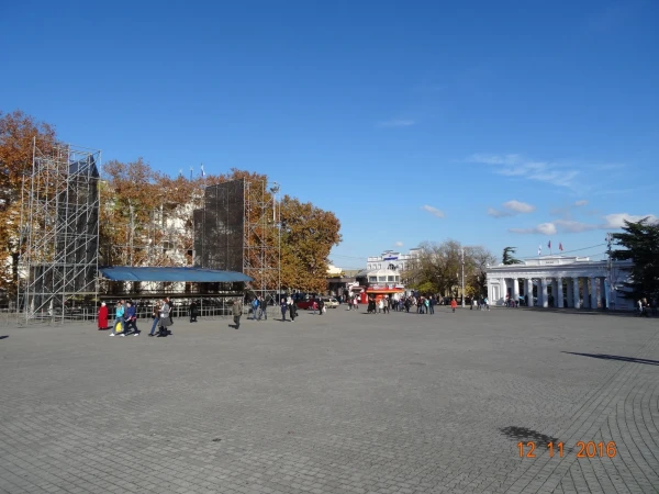 Площадь Нахимова...
