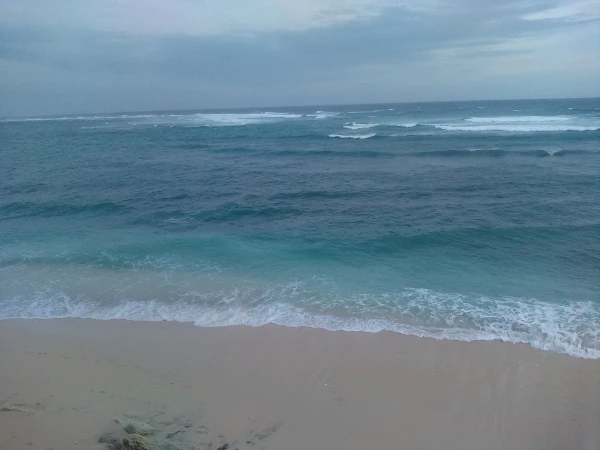 Green Bowl beach - в середине видно rip current (Юг Бали)
