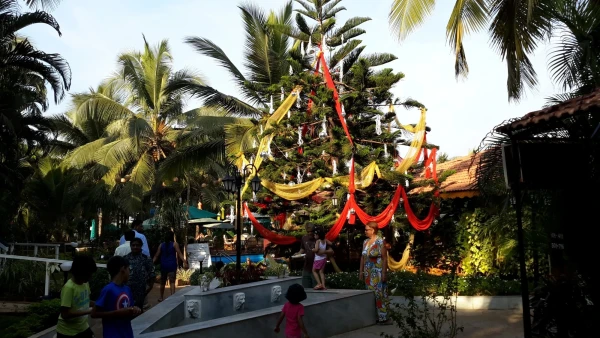 перед Рождеством украшают отель