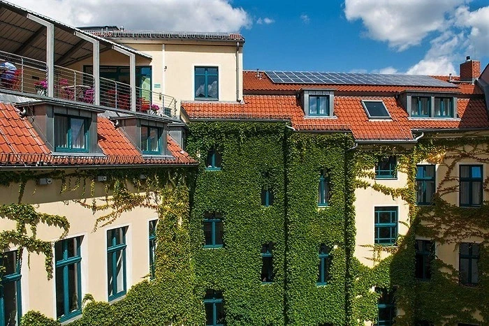 "Mikon Eastgate Hotel" 3*. Фасад во внутренний двор.