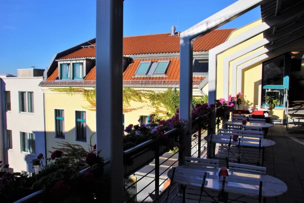 "Mikon Eastgate Hotel" 3*. Открытая терраса-ресторан.