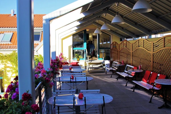 "Mikon Eastgate Hotel" 3*. Открытая терраса-ресторан.