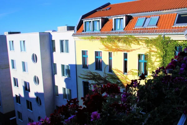 "Mikon Eastgate Hotel" 3*. Фасад во внутренний двор.