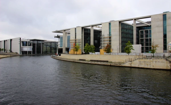 Дом Марии Элизабет Людерс (нем. Marie-Elisabeth-L?ders-Haus) располагается в правительственном квартале Берлина, в комплексе Федеральной ленты.