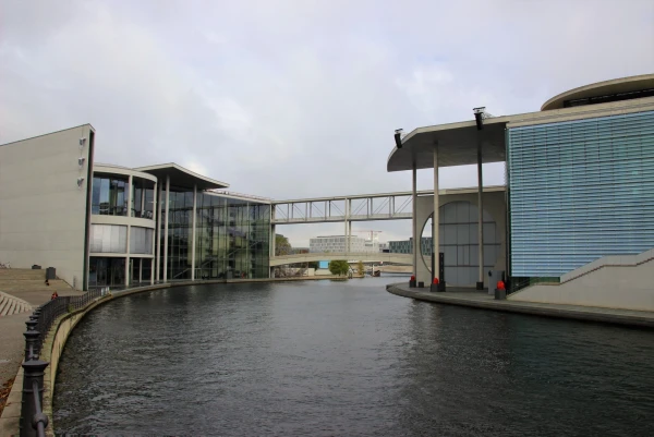 Дом Марии Элизабет Людерс (нем. Marie-Elisabeth-L?ders-Haus) располагается в правительственном квартале Берлина, в комплексе Федеральной ленты.