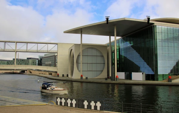 Дом Марии Элизабет Людерс (нем. Marie-Elisabeth-L?ders-Haus) располагается в правительственном квартале Берлина, в комплексе Федеральной ленты.