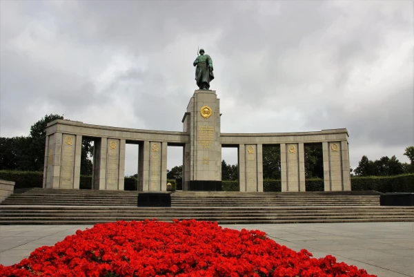 Мемориал Советским воинам в Тиргартене.