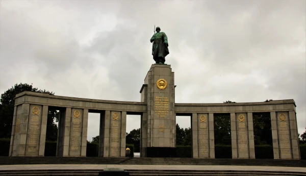Мемориал Советским воинам в Тиргартене.
