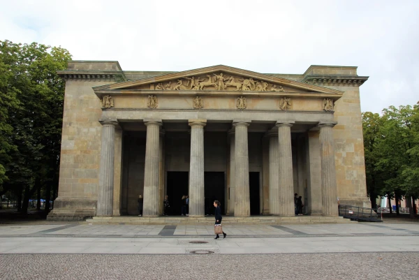 Нойе-Вахе (нем. Neue Wache  - "Новая караульня") - главный памятник Федеративной Республики Германия памяти жертв войны и тирании в Берлине.
