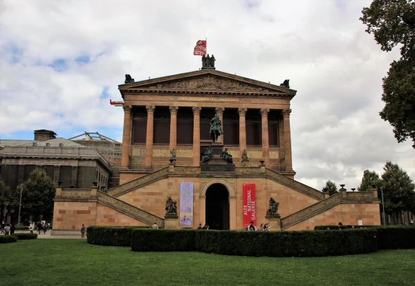 Старая национальная галерея (нем. Alte Nationalgalerie). В галерее находятся работы XIX века из коллекции Фонда прусского культурного наследия.