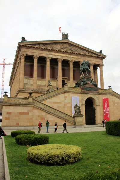Старая национальная галерея (нем. Alte Nationalgalerie). В галерее находятся работы XIX века из коллекции Фонда прусского культурного наследия.