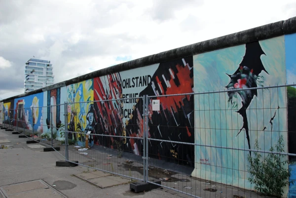 Галерея "East Side Gallery" на Берлинской стене..