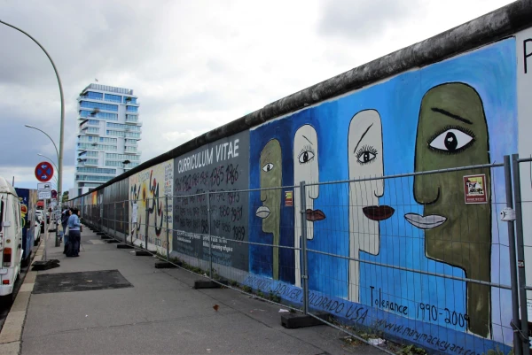 Галерея "East Side Gallery" на Берлинской стене..