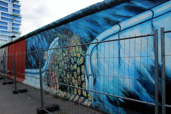 Галерея "East Side Gallery" на Берлинской стене..