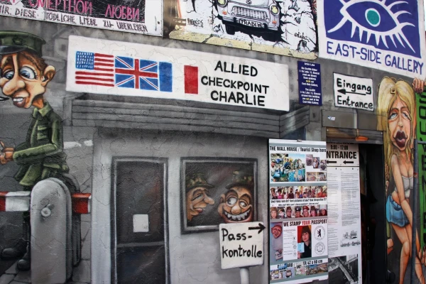 Галерея "East Side Gallery" на Берлинской стене..
