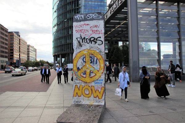 Потсдамская площадь ( Potsdamer Platz). Часть Берлинской стены.