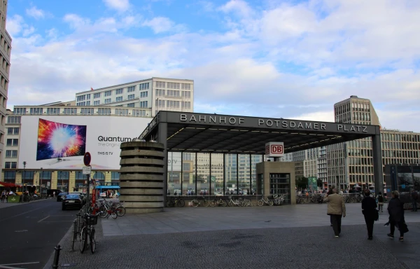 Потсдамская площадь ( Potsdamer Platz).
