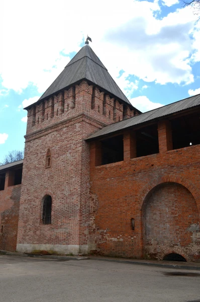 Фрагмент Смоленской крепостной стены с башней Донец