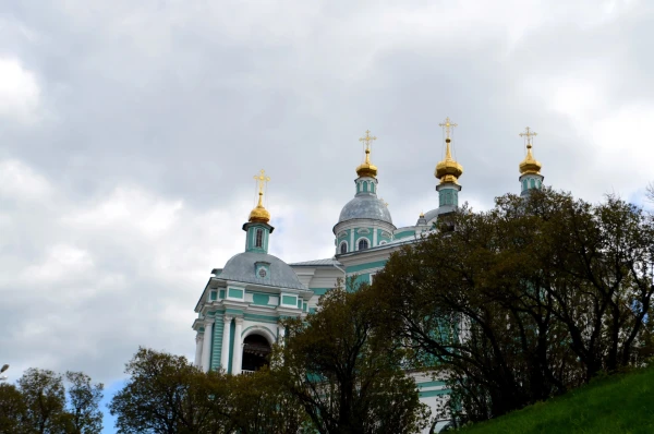 Собор Успения пресвятой Богородицы (Свято-Успенский кафедральный Собор), заложен в 1101 году по распоряжению Владимира Мономаха