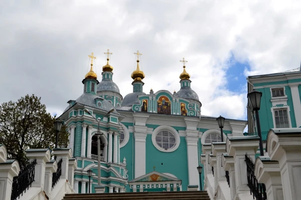 Собор Успения пресвятой Богородицы (Свято-Успенский кафедральный Собор), заложен в 1101 году по распоряжению Владимира Мономаха