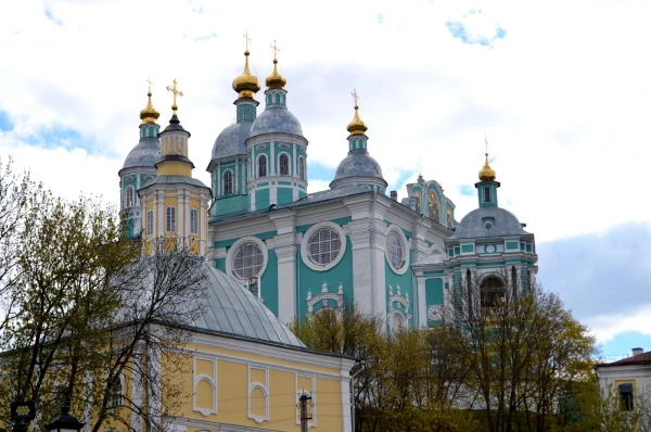 Собор Успения пресвятой Богородицы (Свято-Успенский кафедральный Собор), заложен в 1101 году по распоряжению Владимира Мономаха