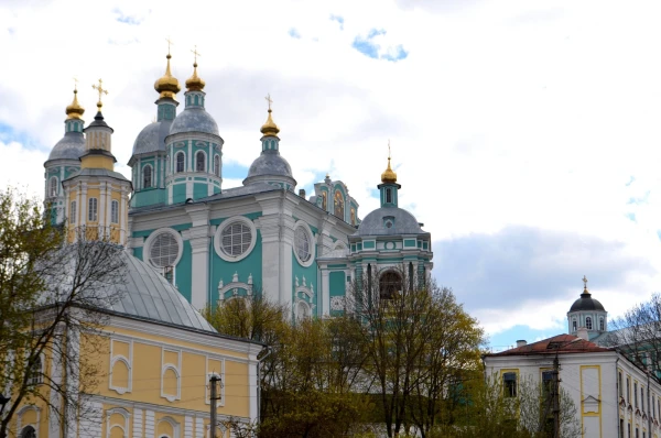 Собор Успения пресвятой Богородицы (Свято-Успенский кафедральный Собор), заложен в 1101 году по распоряжению Владимира Мономаха