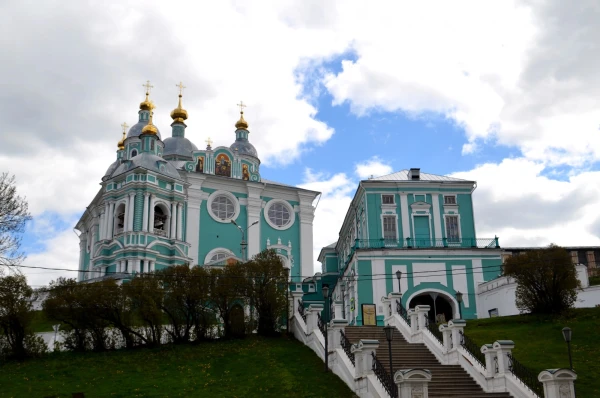 Собор Успения пресвятой Богородицы (Свято-Успенский кафедральный Собор), заложен в 1101 году по распоряжению Владимира Мономаха