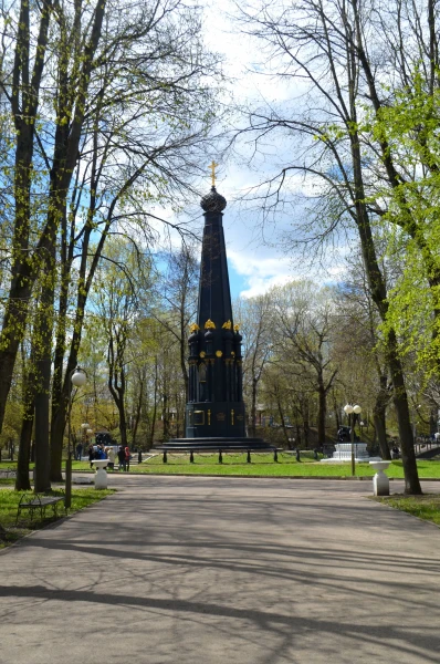 Центральный парк культуры и отдыха (Лопатинский сад).Памятник " Обороне Смоленска 4-5 августа 1812 года"  