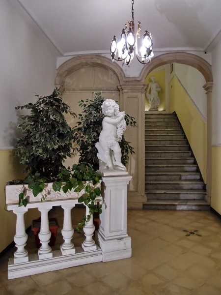 Вход в мой отель - на букинге он значится как Nuovo Hotel Sangiuliano