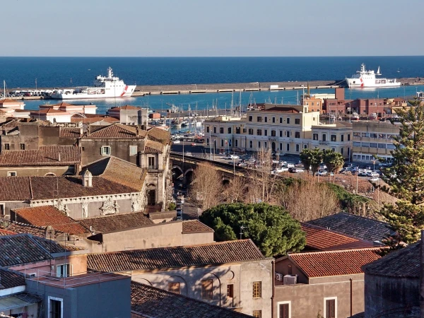 Синь неба, синь моря, корабли и черепица...