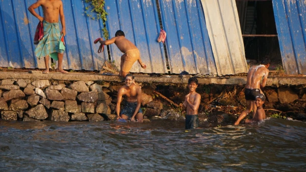 Прогулка на лодке на закате - народ моется)