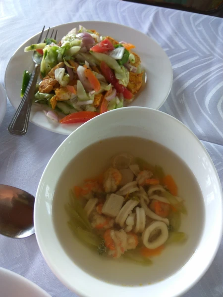 Обед на хаус-боте - Супчик-уха из морепродуктов и лобстера и салат с курицей
