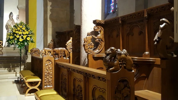 St. Willibrord Basilika. Скамья у алтаря