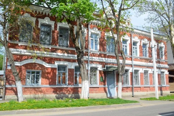 В районе города - Задвинье, бывшем купеческом подворье