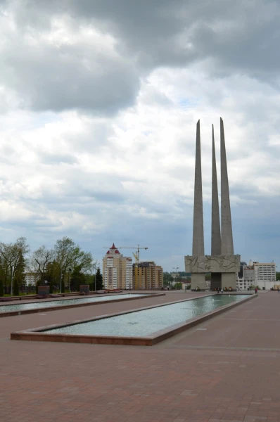 Площадь Победы. Памятник погибшим во время Великой Отечественной войны «Три штыка» 