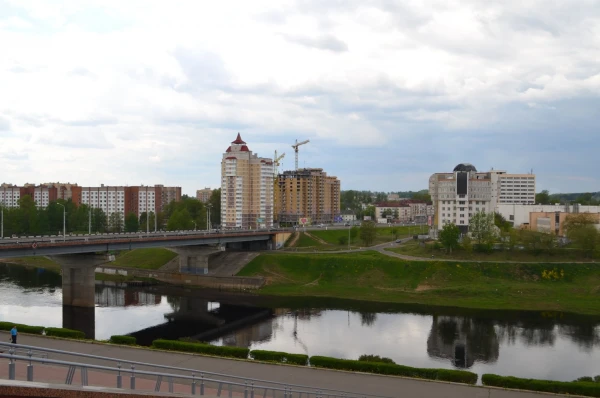 Вид с левого берега Западной Двины на современную застройку