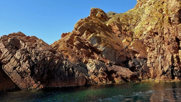 Красивый изумрудный цвет у воды благодаря  морской траве посидонии