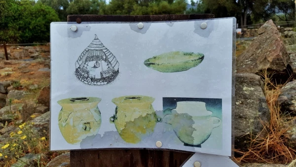 Чертёж хижины и глиняная посуда, найденная внутри