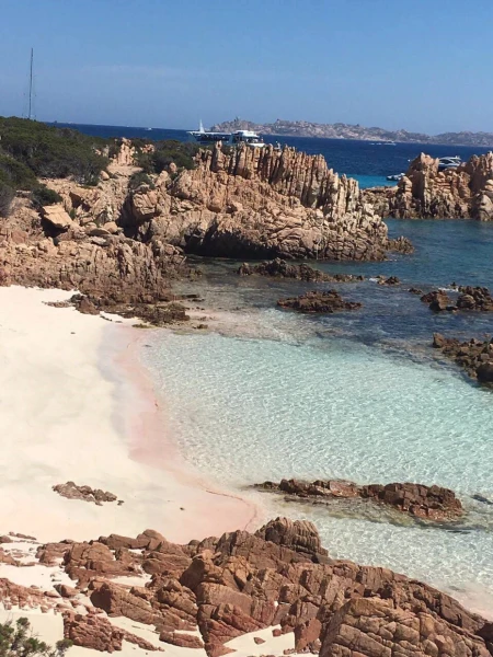 Архипелаг Ла Маддалена. Пляж с розовым песком. Фото с сайта http://sardinia-ekskursii.ru (с разрешения Андрея Костромина) 