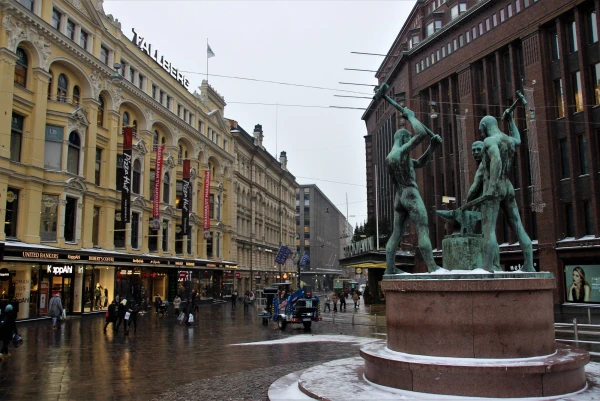 Хельсинки. Улица Aleksanterinkatu. Дом Тальберга. Скульптура «Три кузнеца». Работа Феликса Нюлунда (1932). На самом памятнике и постаменте следы от бомбежек Хельсинки во время Второй мировой войны. 