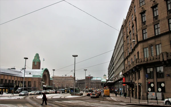 Слева Вокзал "Helsinki Central". Справа отель "Seurahuone Helsinki" 4*. 