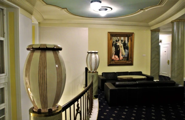 Отель "Seurahuone Helsinki" 4*. Коридоры и лестницы.