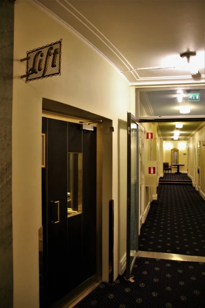 Отель "Seurahuone Helsinki" 4*. Коридоры и лестницы.
