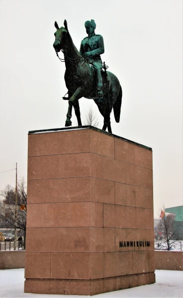 Конная статуя Маршала Финляндии К.Г.Э. Маннергейма (1867-1951), русского генерала от кавалерии, покинувшего Россию после 30-летней службы и вернувшегося в Финляндию после Октябрьской революции 1917 года. Работа Аймо Тукиайнена (1960). 
