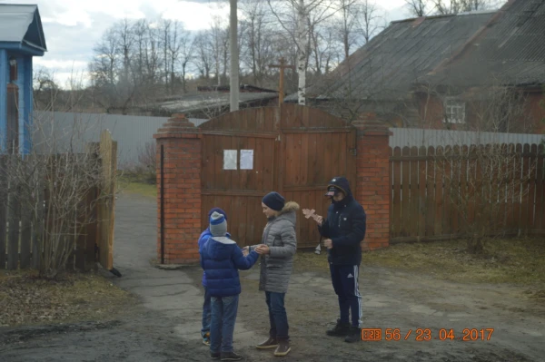 Пока идет венчание, дети ждут 