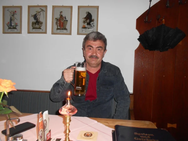 Михаил тоже оценил "Этталер", одного бокала показалось мало.